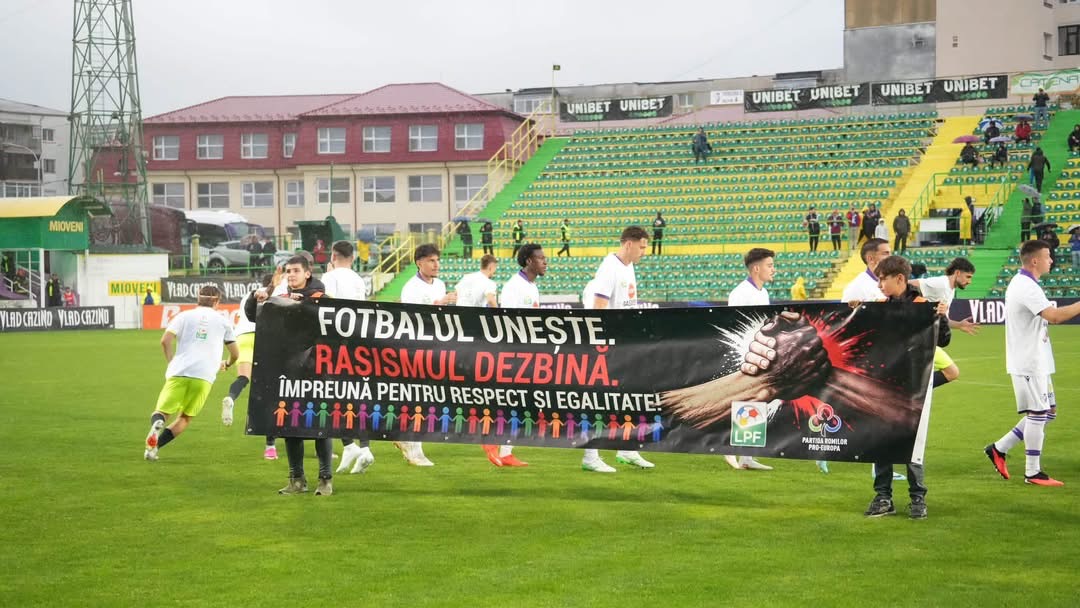 FC Argeș și CFR Cluj, mesaj împotriva rasismului. Fotbaliștii au purtat tricouri „STOP RASISM” la Mioveni