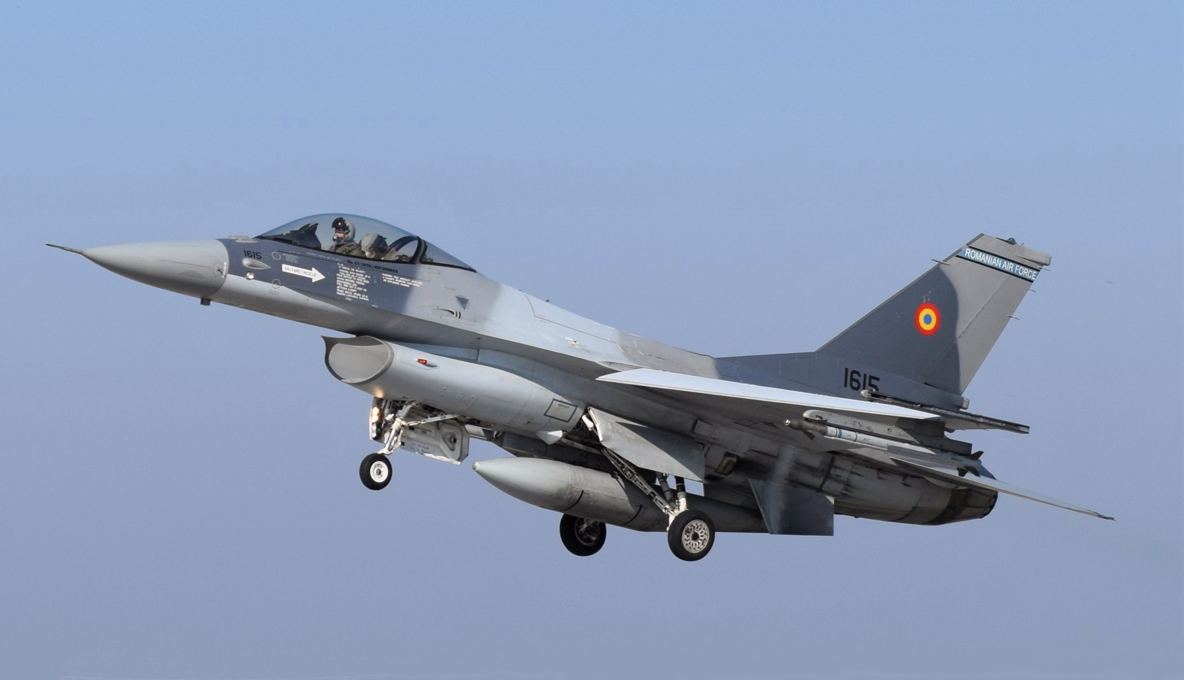 Alertă la granița României! O dronă a pătruns în spațiul aerian național. Avioane F-18 și F-16, ridicate de la sol