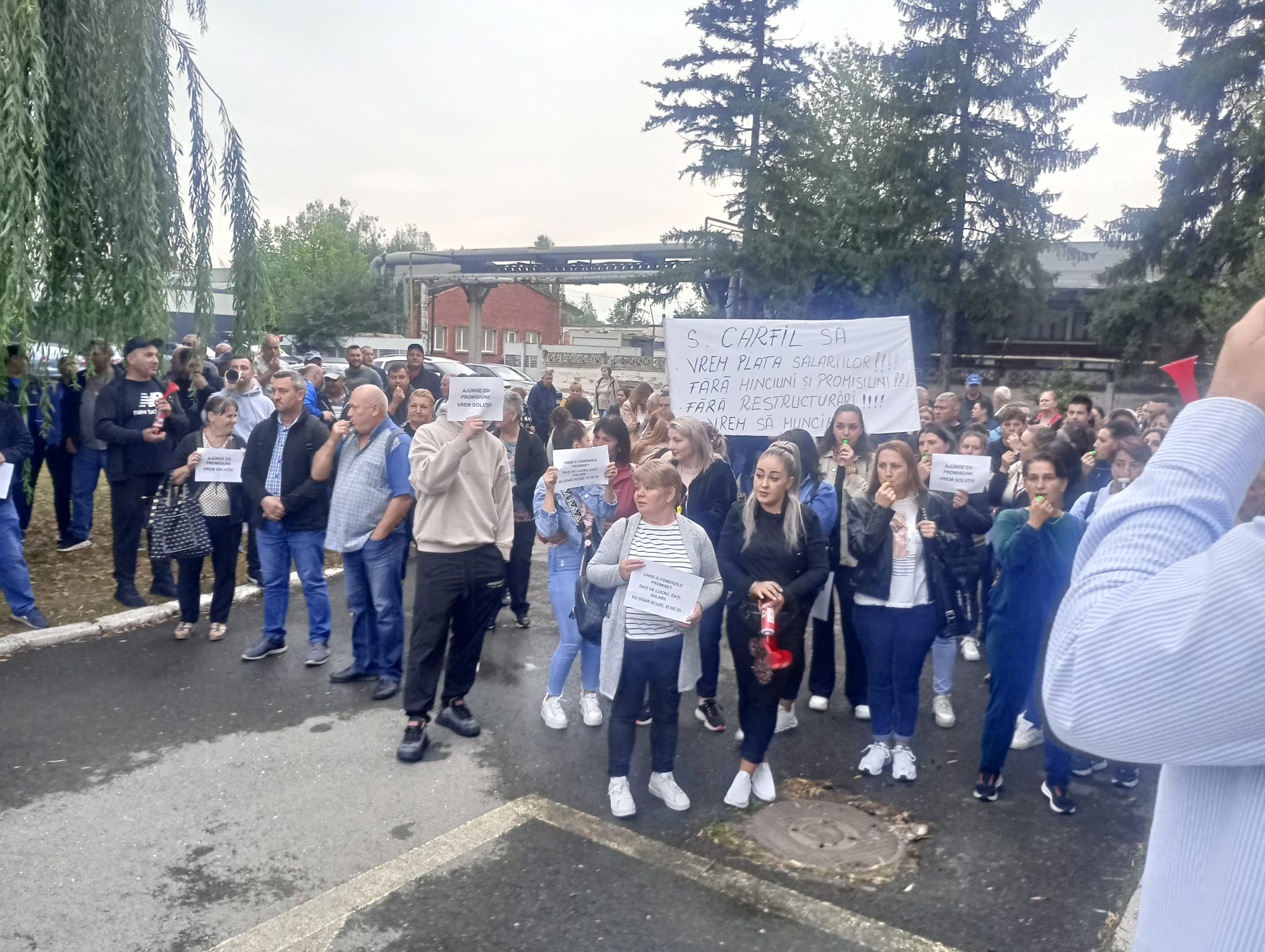 VIDEO Grevă spontană la Carfil Brașov / ”Vrem plata salariilor. Fără minciuni și promisiuni. Fără restructurări”