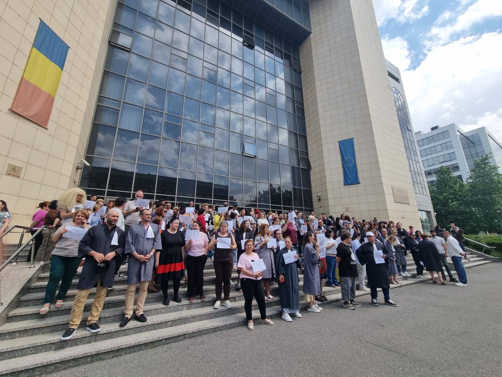 DOCUMENTE | Grefierii amenință că închid instanțele și parchetele de la 1 septembrie: „Blocăm total sistemul judiciar” / Ce prevede legea salarizării pentru grefieri
