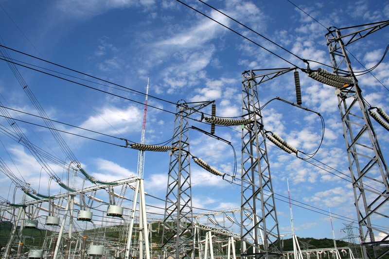 Sute de MW și capacități de stocare a energiei electrice, blocate în plină criză energetică. BNS cere convocarea conducerii ANRE în Parlament