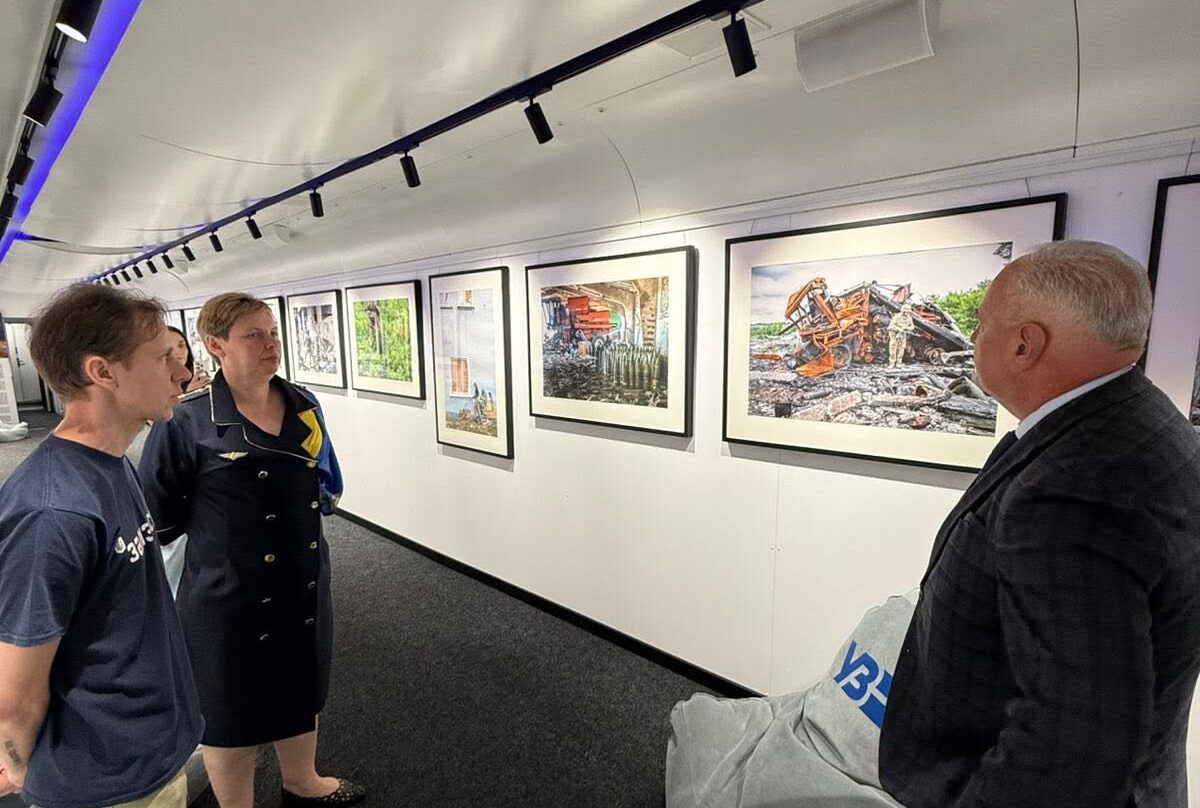 FOTO | Trenul ucrainean transformat în galerie de artă a pornit în primul turneu internațional: Ar urma să ajungă și în România