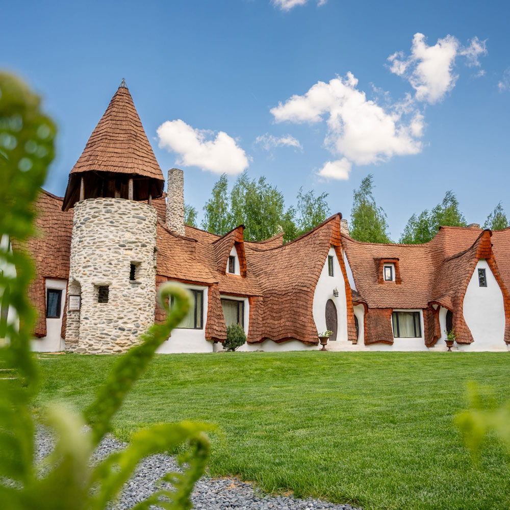 Vrei o vacanță diferită? Poți dormi într-un hotel plutitor, într-o căsuță construită în pământ sau într-un castel de poveste: 12 cazări inedite din România