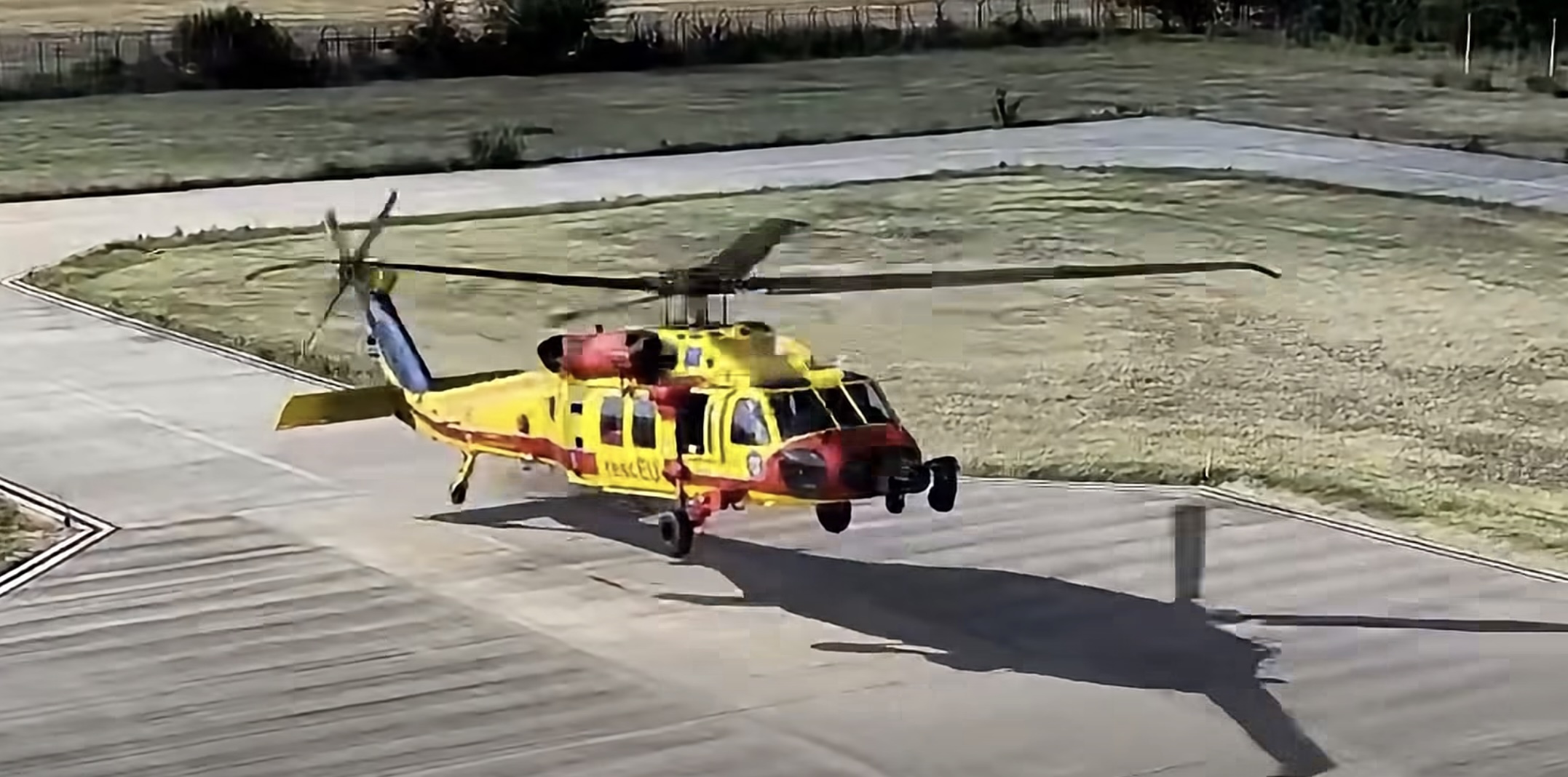 DSU: Aeronava Black Hawk RescEU a efectuat în Serbia șapte lansări de apă cu sistemul Bambi Bucket, asupra zonelor afectate de incendii