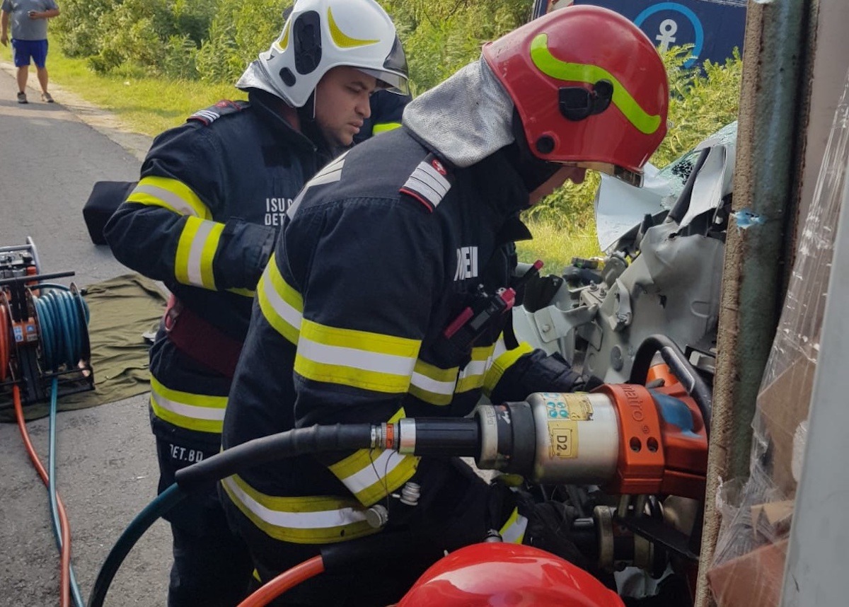 Doi adolescenți de 16 ani au murit după ce au intrat cu mașina într-un cap de pod din județul Suceava