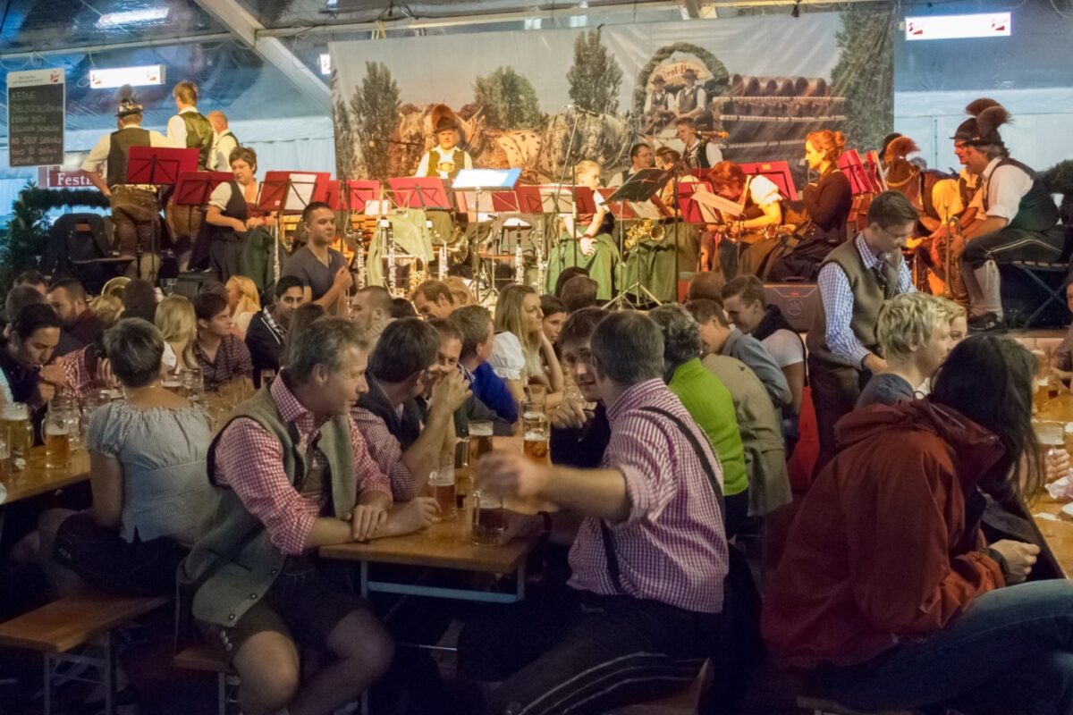 Oktoberfest începe mâine,19 septembrie. Cu cât s-a scumpit litrul de bere față de anul trecut