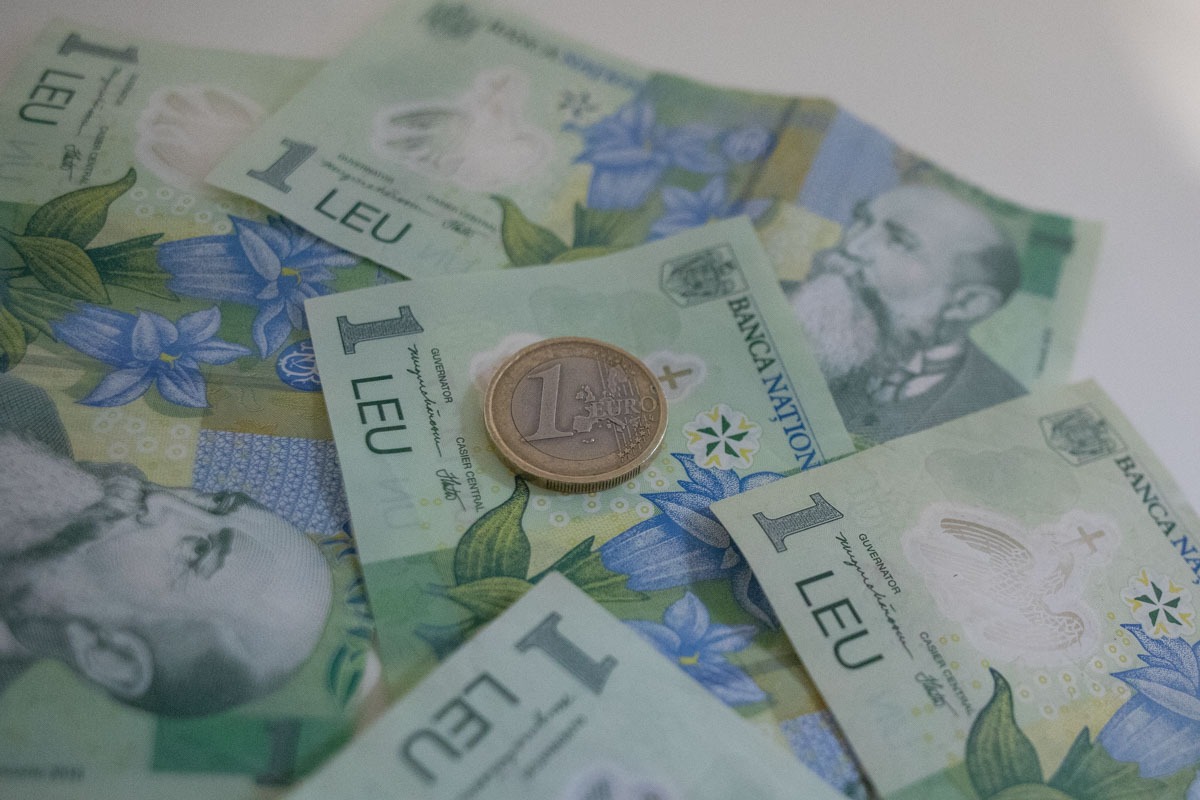 Curs BNR: Euro coboară ușor după recordul istoric de ieri, la 5,2770 lei
