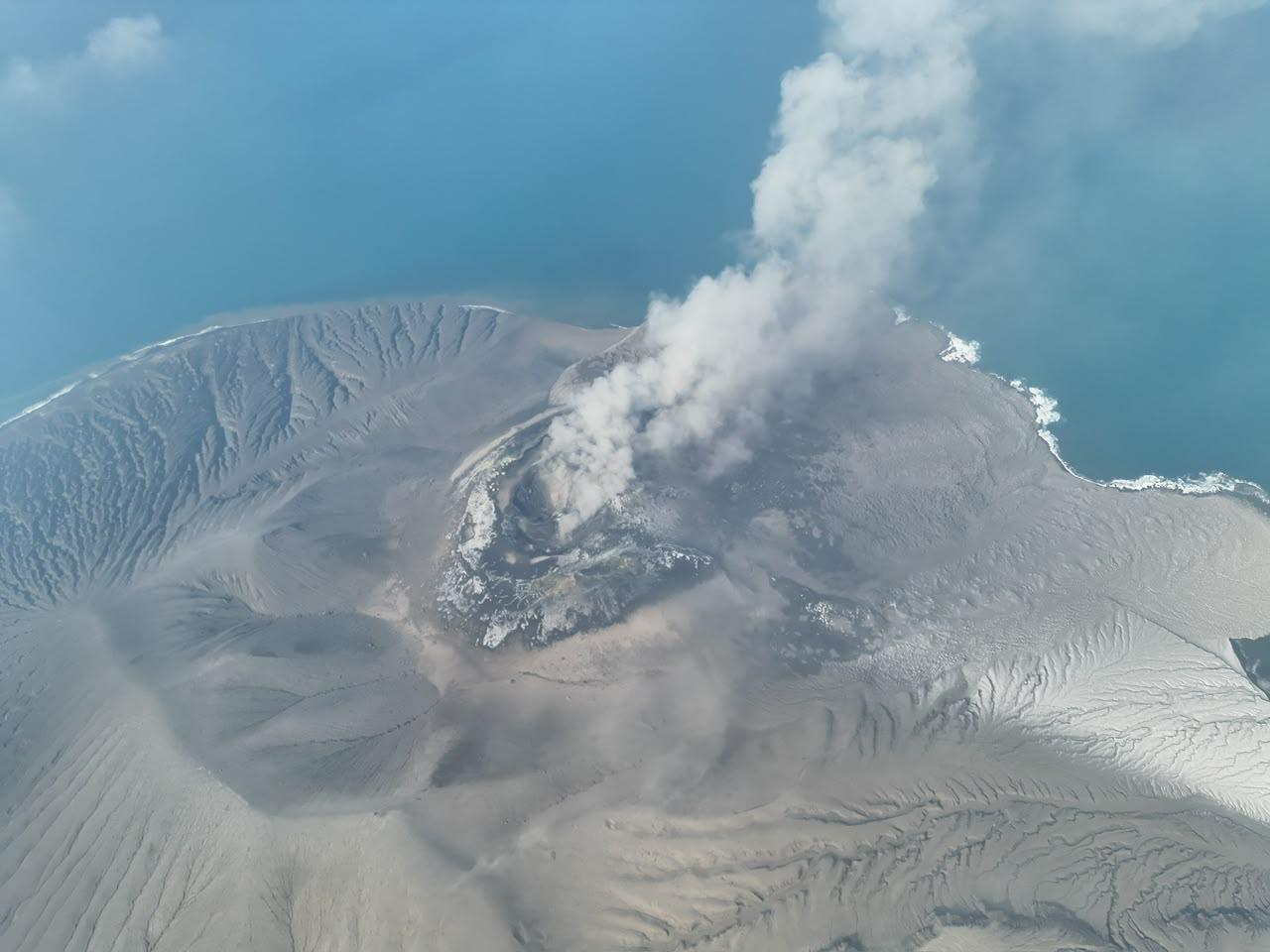 Erupția vulcanului Krakatau a blocat 170.000 de călători / Șapte aeroporturi din Indonezia rămân închise