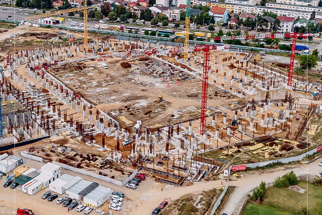 FOTO | Lucrările la Stadionul „Nicolae Dobrin” din Pitești avansează. Aproape toți stâlpii Peluzei Nord au fost ridicați