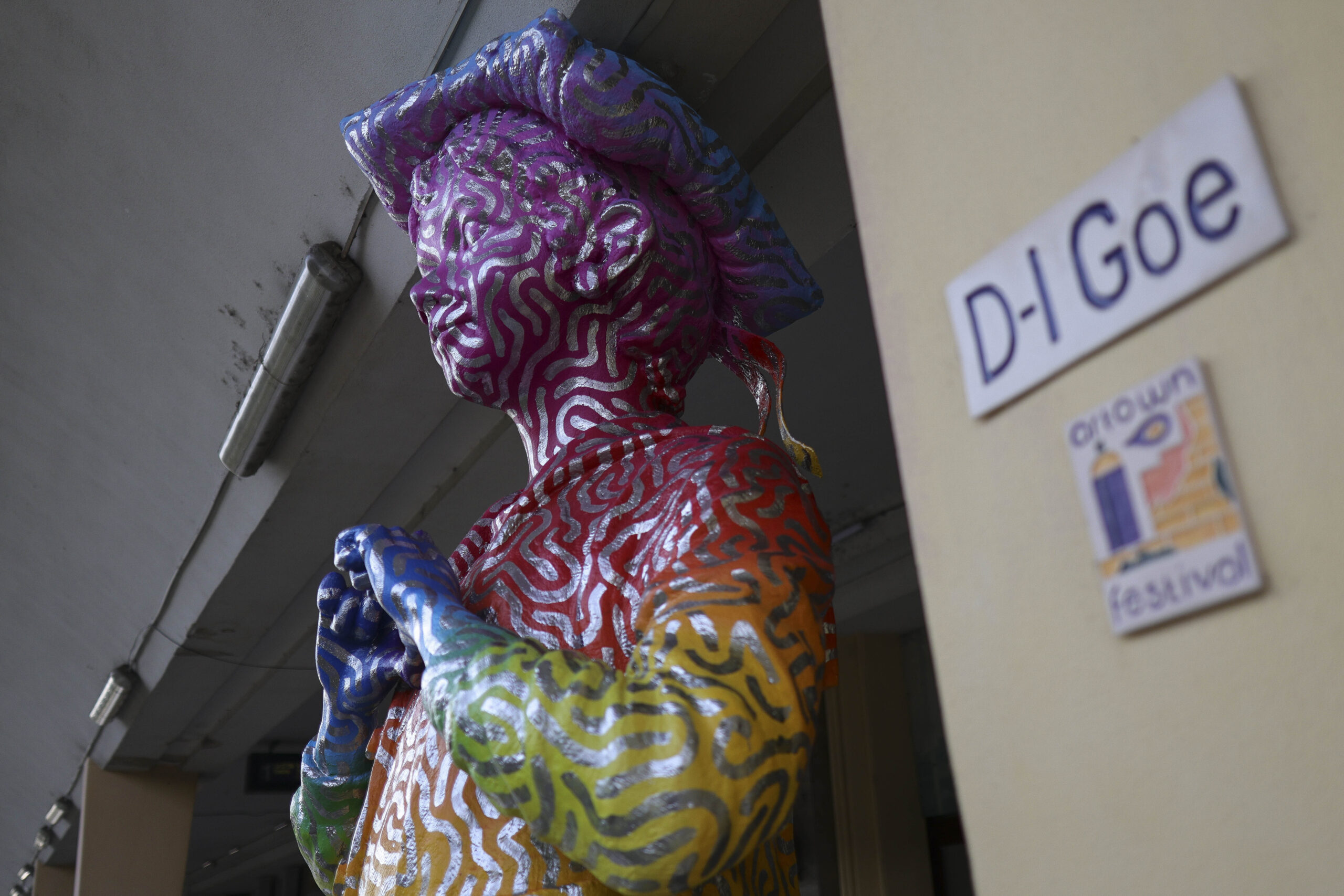 FOTO, VIDEO Ploieșteni și călători, lângă statuia „D-l Goe”, pictată în mai multe culori la festivalul ARTOWN / PSD le asociază cu mișcarea LGBT, artista și organizatorii spun că reprezintă curcubeul