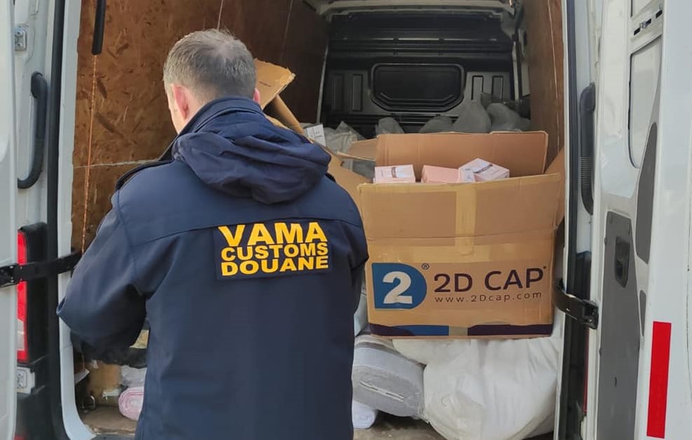 Șase vameși și un polițist de frontieră din Iași, reținuți pentru corupție / Alți cinci lucrători vamali, doi polițiști de frontieră și un funcționar public, plasați sub control judiciar