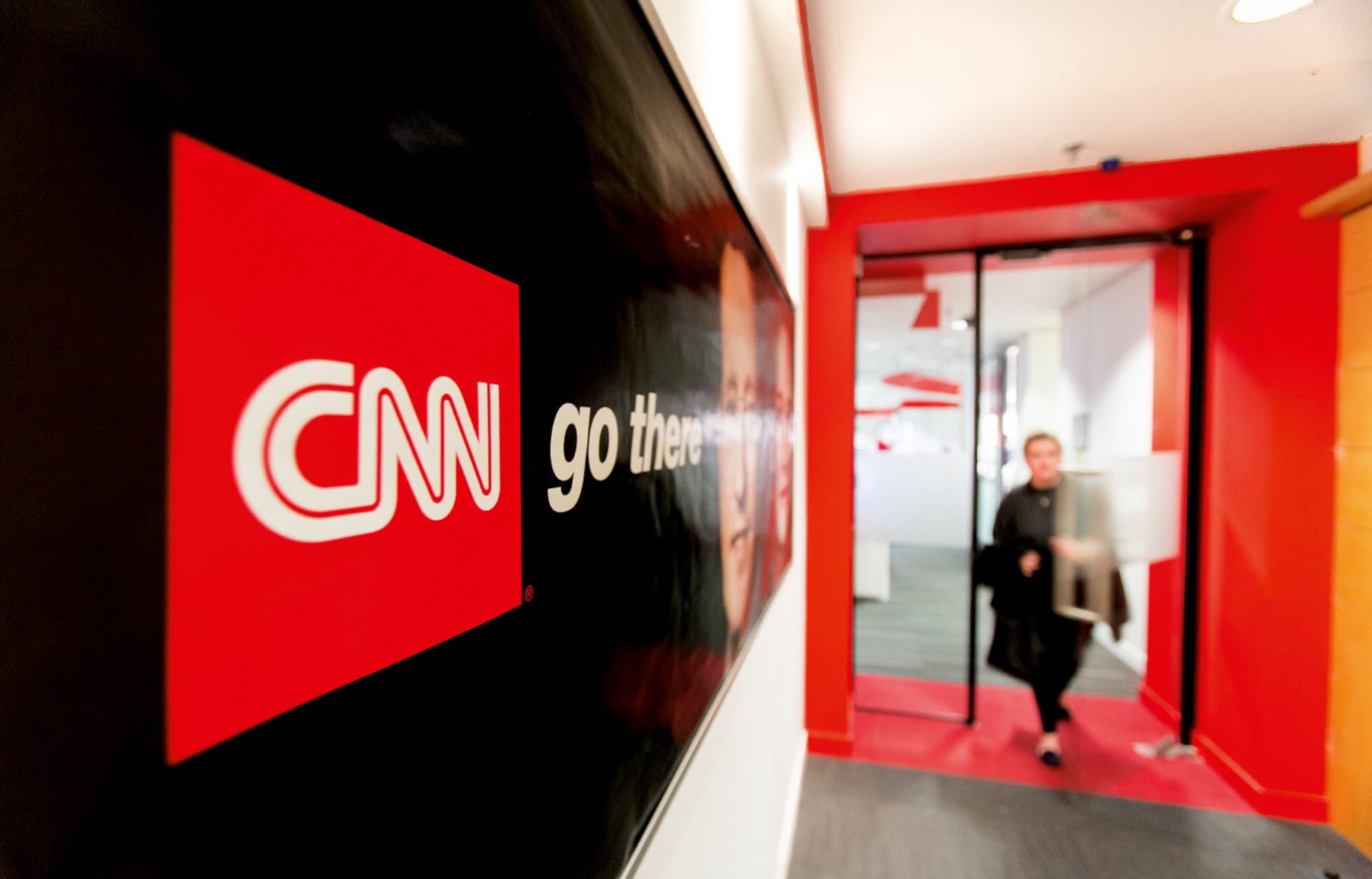CNN, MS NOW şi Politico dau în judecată administraţia Trump, după ce li s-a interzis accesul la Casa Albă