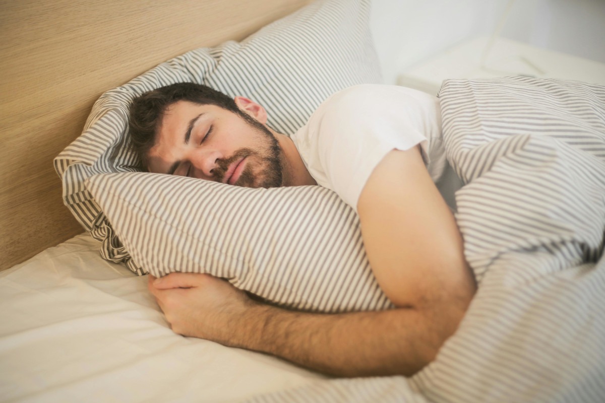 Somnul prelungit în weekend ar putea fi benefic pentru sănătate / Experții spun că nu ar trebui să ne simțim vinovați