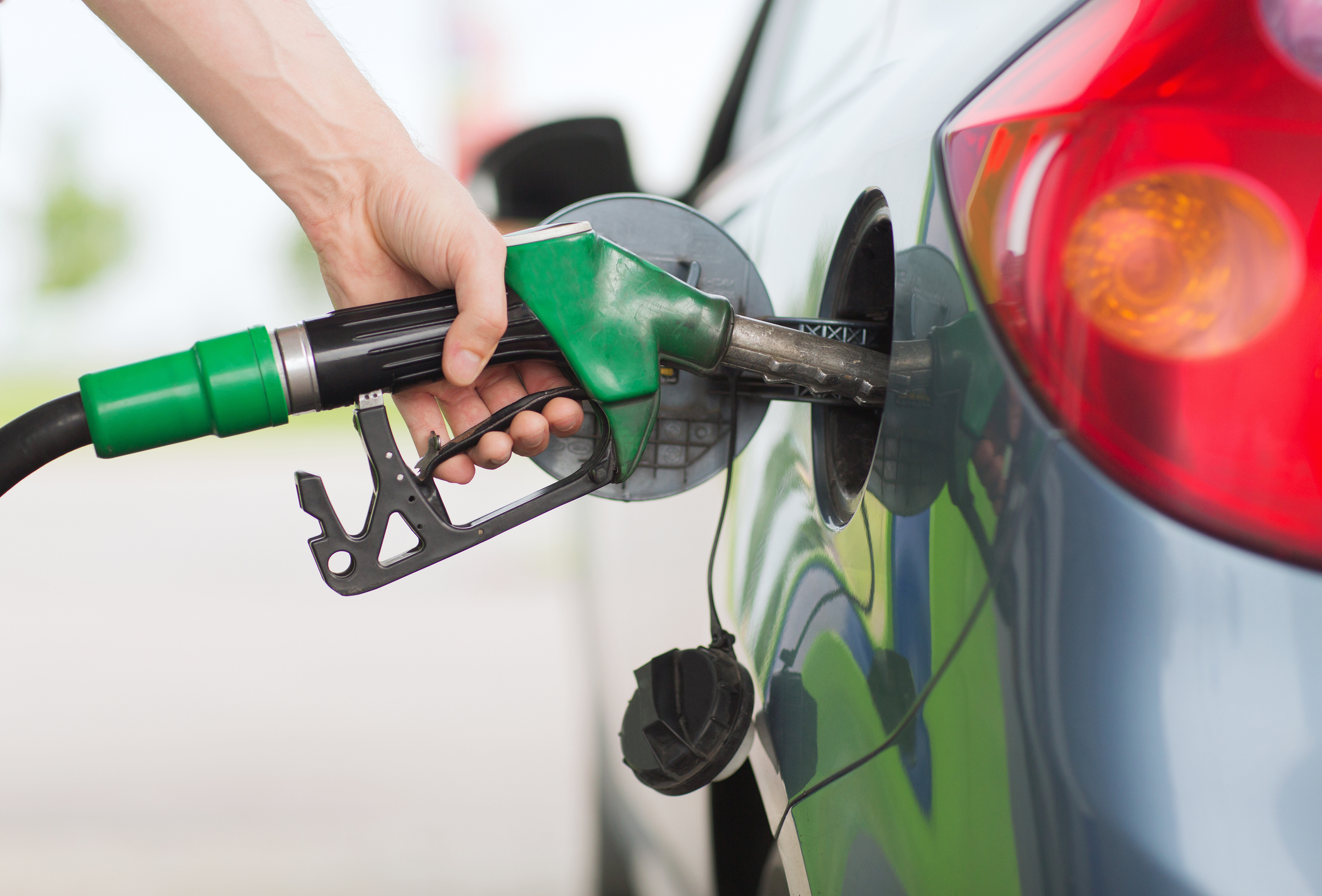 O singură ţară europeană pare imună la scumpirile benzinei şi motorinei iar România le resimte din plin