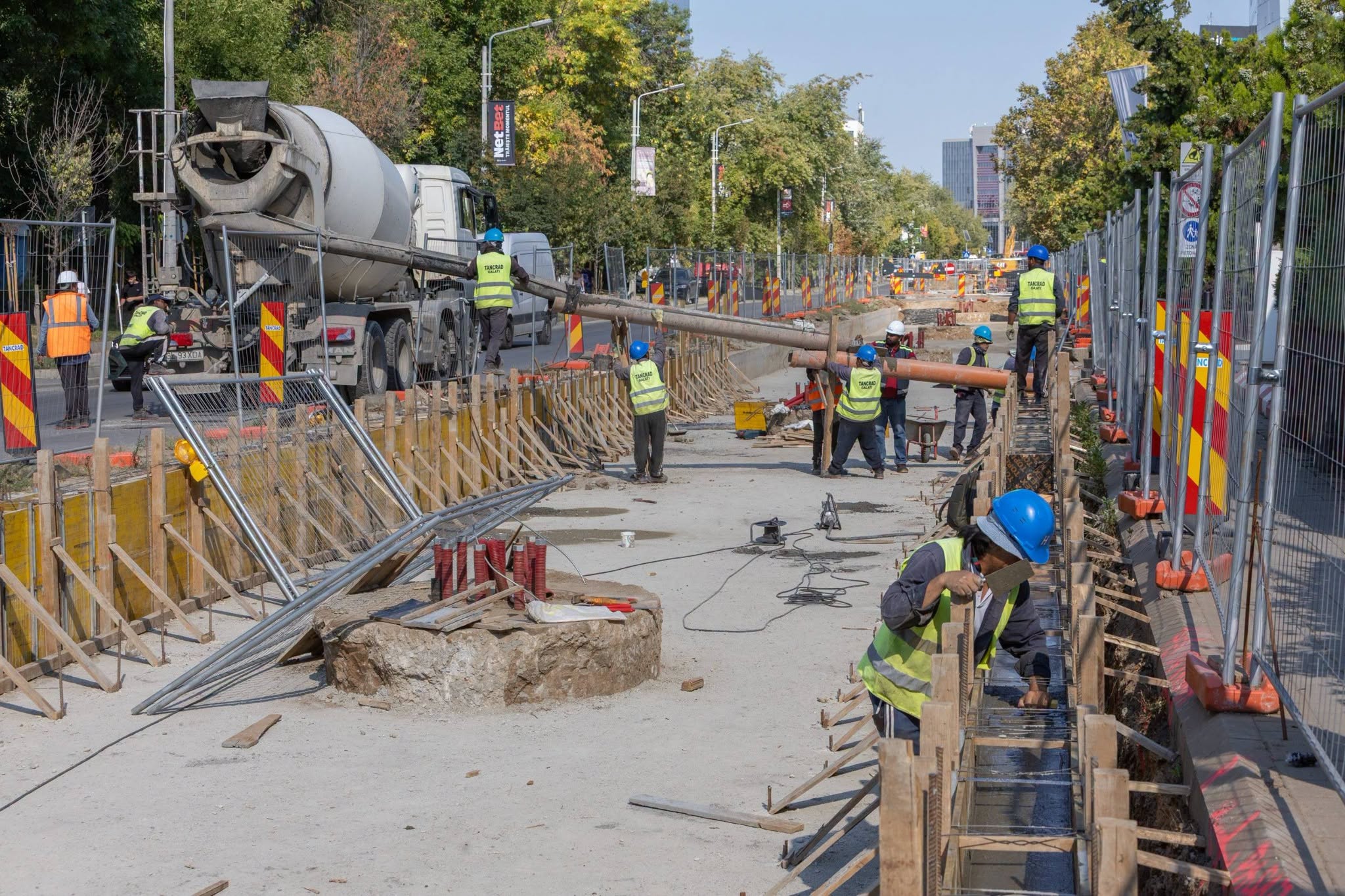 FOTO | Noi imagini de pe șantierele Lotului 6 de tramvai din București. 111 muncitori lucrează pe cei 5,3 km