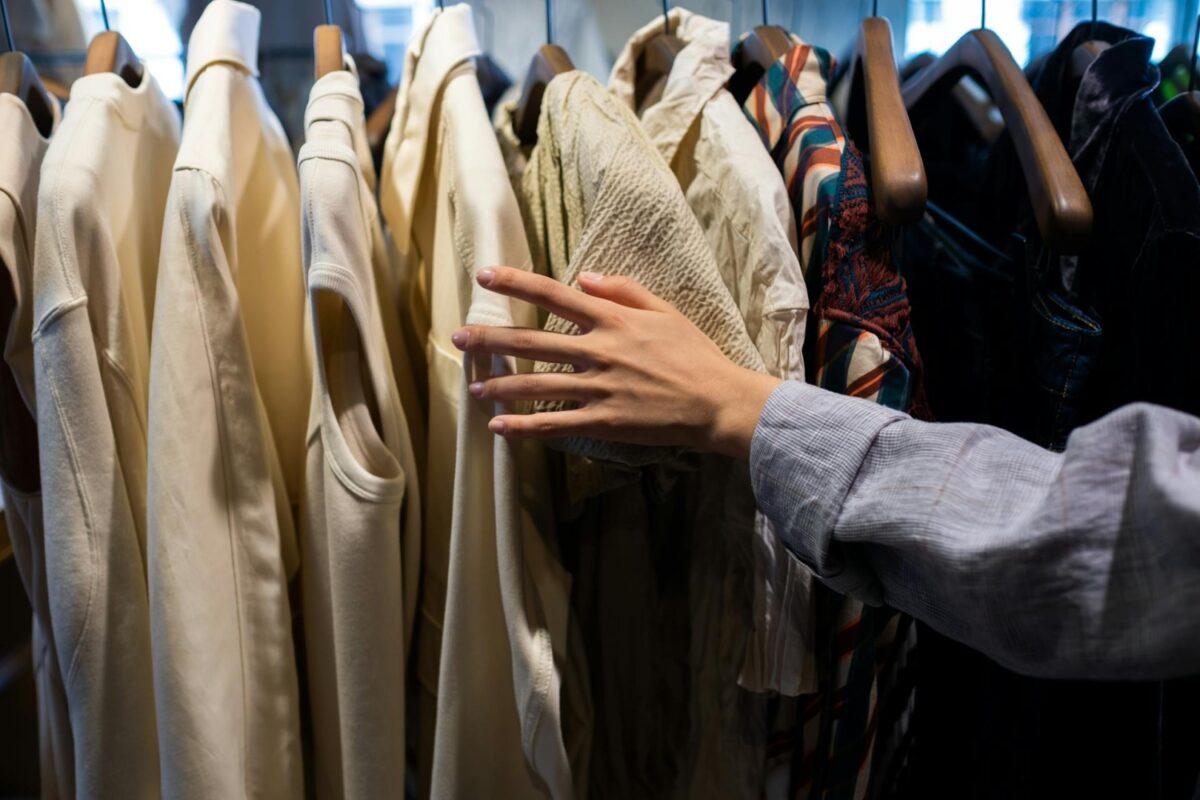 Studiu: 74% dintre români au cumpărat haine second-hand în ultimii trei ani, în principal din motive financiare