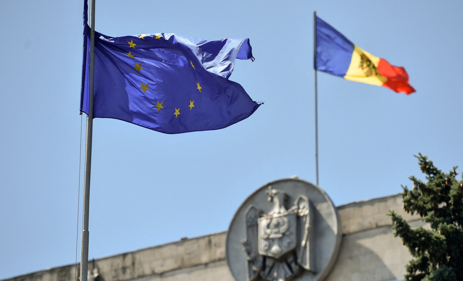 România a primit 116,5 miliarde de euro de la UE de la aderare. Contribuția națională la bugetul Uniunii a fost de aproape trei ori mai mică – 38,2 miliarde de euro. Pentru fondurile care mai pot fi accesate au fost semnate deja contracte care depășesc cu 2,8% valoarea alocată