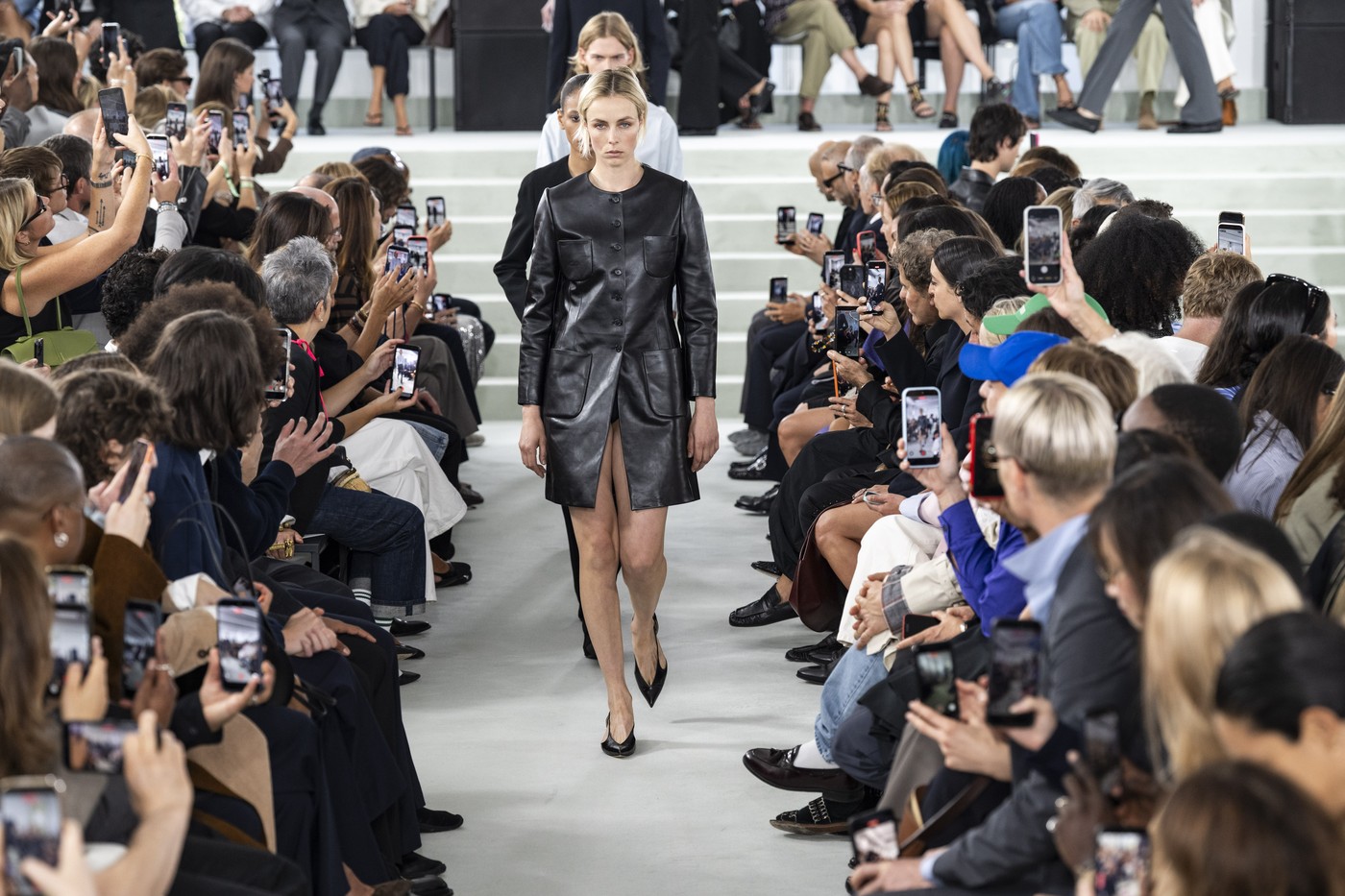 Jil Sander primăvară-vară 2027 la Milano fashion Week : Simone Bellotti strică intenționat uniforma perfectă