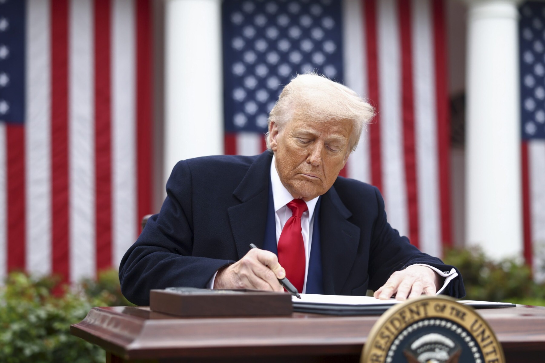 Trump a promulgat o lege ce impune noi sancţiuni împotriva Rusiei / Vizează, pentru prima dată, ”flota fantomă” rusă