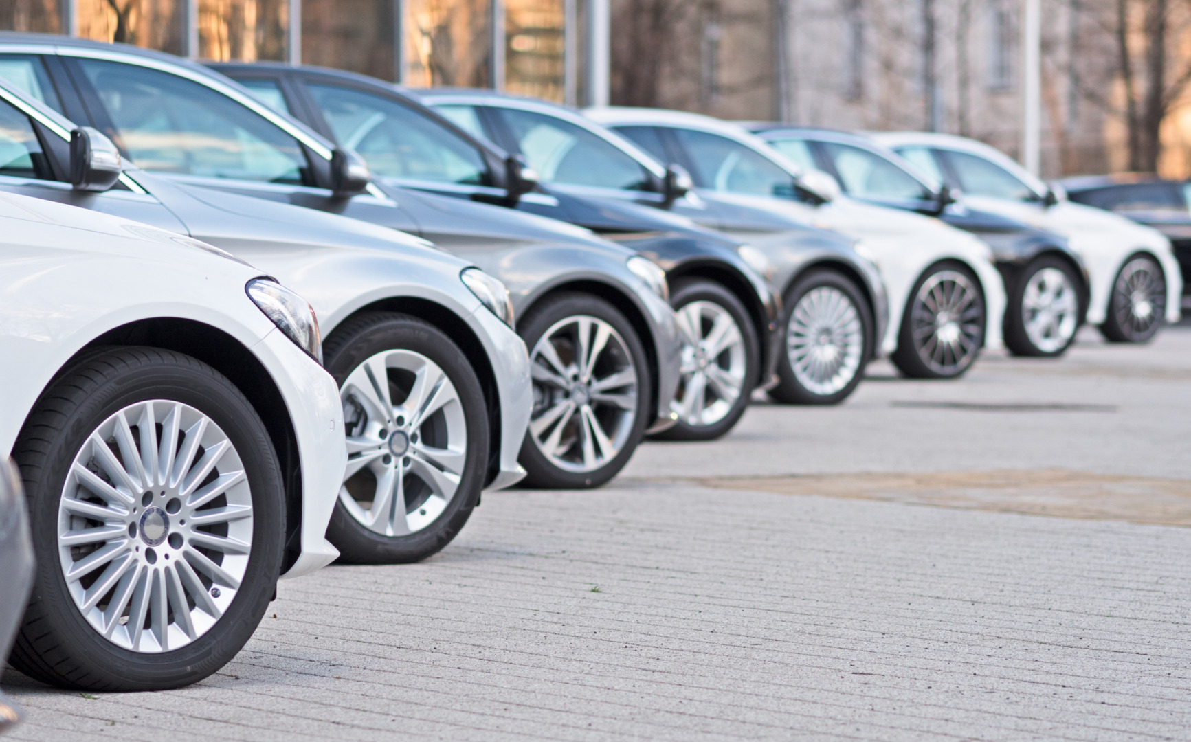 Piața auto din România, în scădere: Înmatriculările de mașini noi au scăzut cu 37% în august și cu 10% în primele 8 luni. Dacia domină topul, cu peste 17.000 de unități