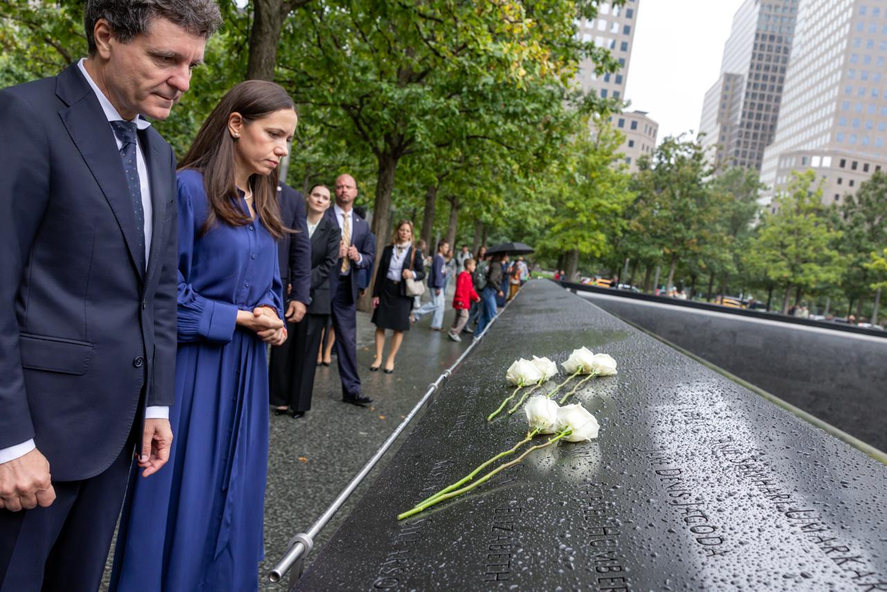 FOTO Nicuşor Dan şi Mirabela Grădinaru au depus flori la Memorialul 9/11 din New York / Nu îi vom uita niciodată