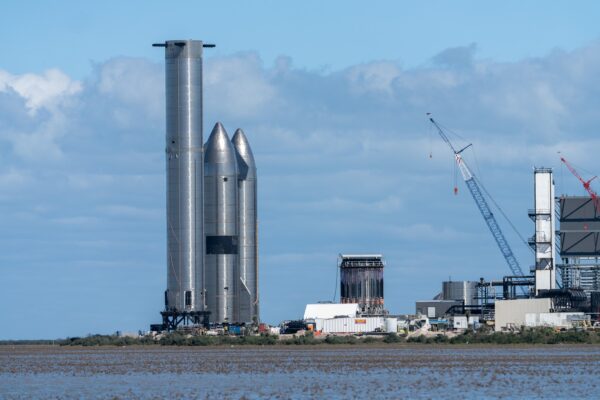 SpaceX și Blue Origin se retrag de la summitul spațial al lui Macron, sub presiunea Casei Albe