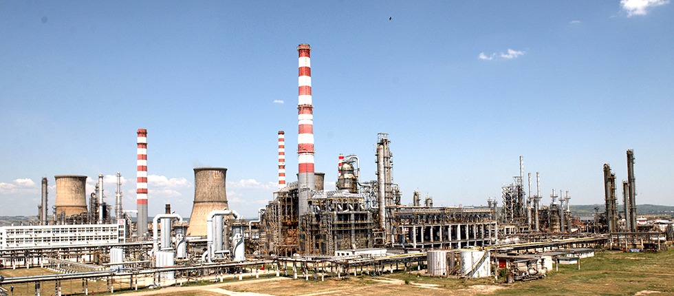 Petrotel Lukoil invocă datorii de peste 936 mil. lei în cererea de insolvență, după ce rafinăria nu și-a mai reluat activitatea. Ce creanță reclamă acționarul majoritar