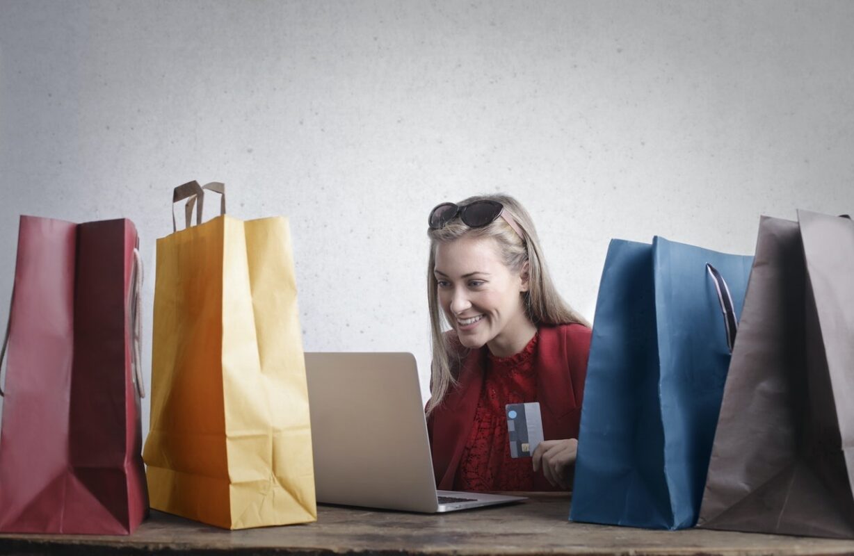 Inteligența artificială câștigă teren în deciziile de cumpărare: 31% dintre consumatori o folosesc