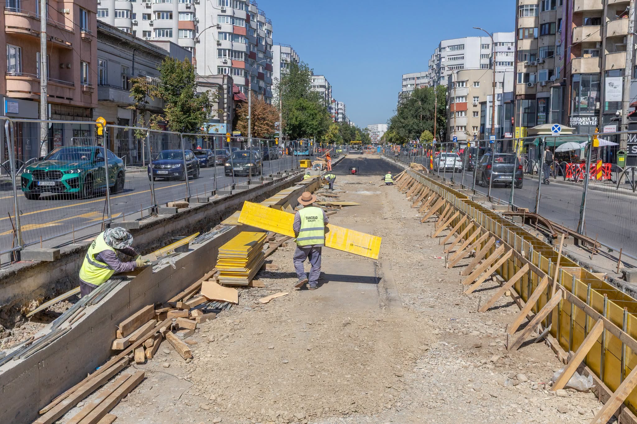 FOTO | Pe Bulevardul Ion Mihalache se montează primele șine noi de tramvai din Lotul 4. Când ar trebui finalizate lucrările