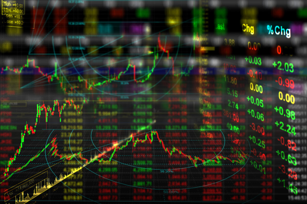 Piețele intră sub presiune: petrolul trece de 105 dolari, randamentele obligațiunilor cresc, iar bursele scad / România, la 7,13% pe 10 ani