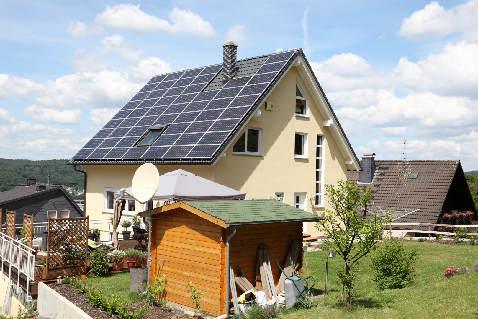 APCE: Prosumatorii, o sursă de energie ieftină pentru furnizori. Asociația recomandă stocarea în baterii