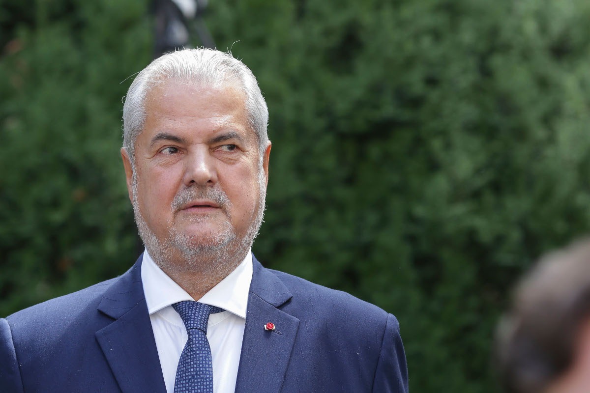 ”Guvernul Luca Niculescu reînvie o vamă politică a lui Adrian Năstase: Autoritatea Națională pentru Industria de Apărare”, transmite partidul DREPT