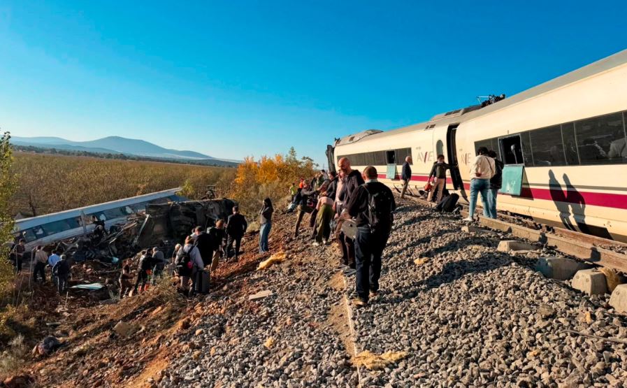 Accident feroviar grav în Spania: un tren AVE și unul Iryo s-au ciocnit în provincia Toledo. Cel puțin 10 persoane au murit