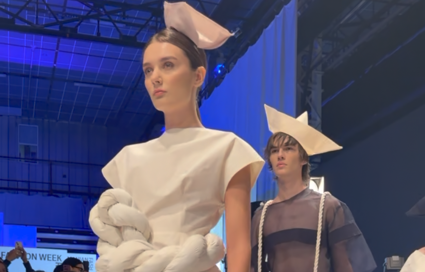 Lorena Ion aduce geometria și influențele maritime pe podiumul Romanian Creative Week