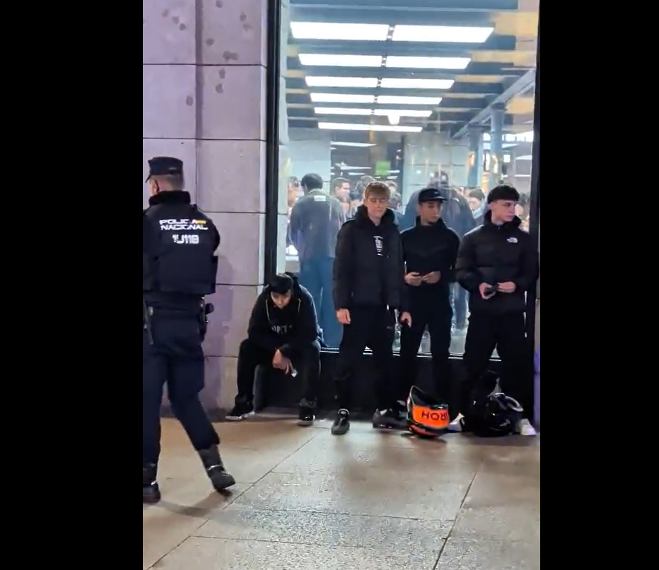 VIDEO | Corturi în centrul Madridului, la protestul față de criza locuințelor / Polițiștii patrulează și legitimează tineri în zonă