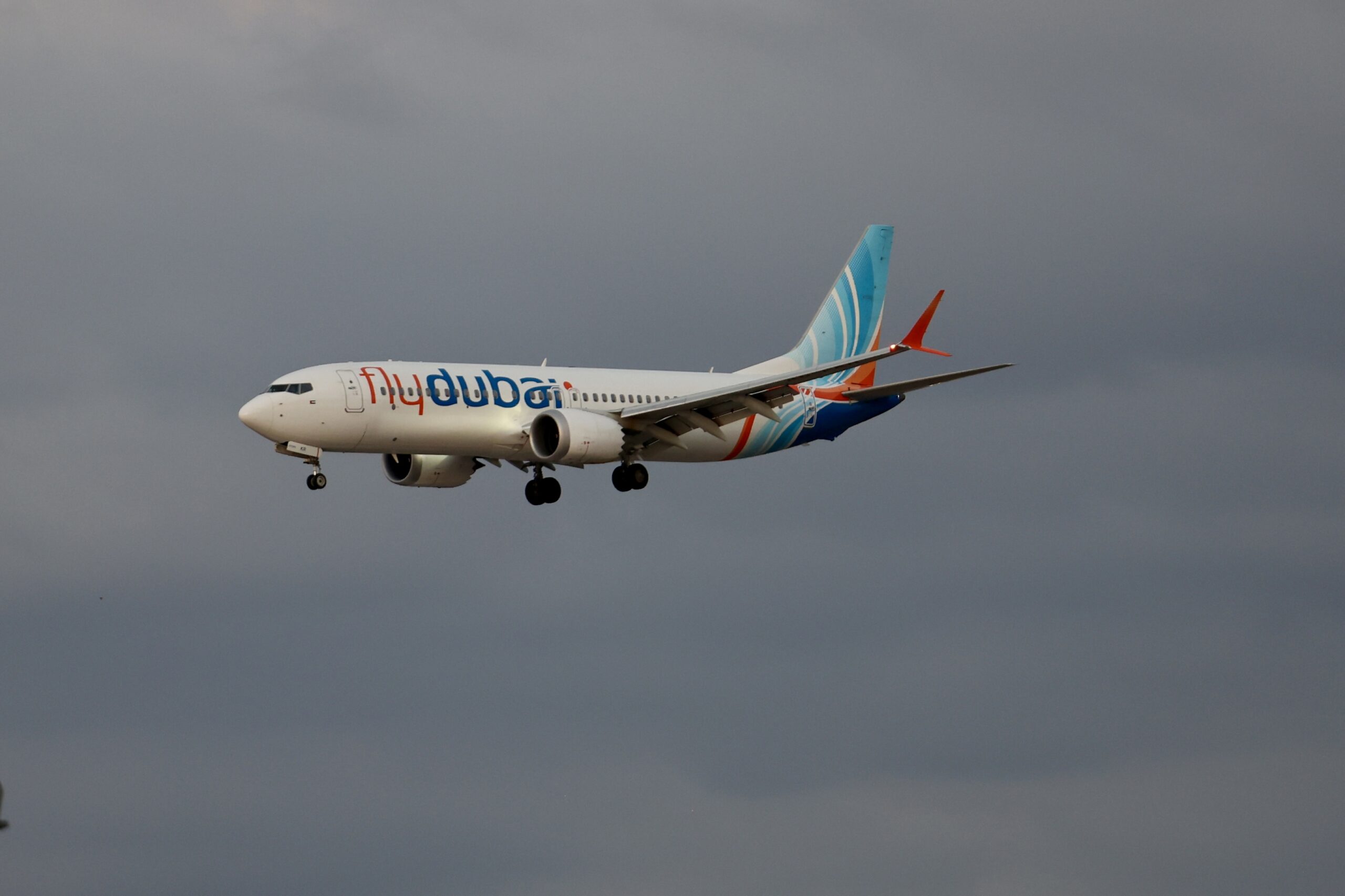 Copilotul care a încercat să doboare avionul companiei Flydubai l-a atacat pe pilot cu „toporul de urgență”
