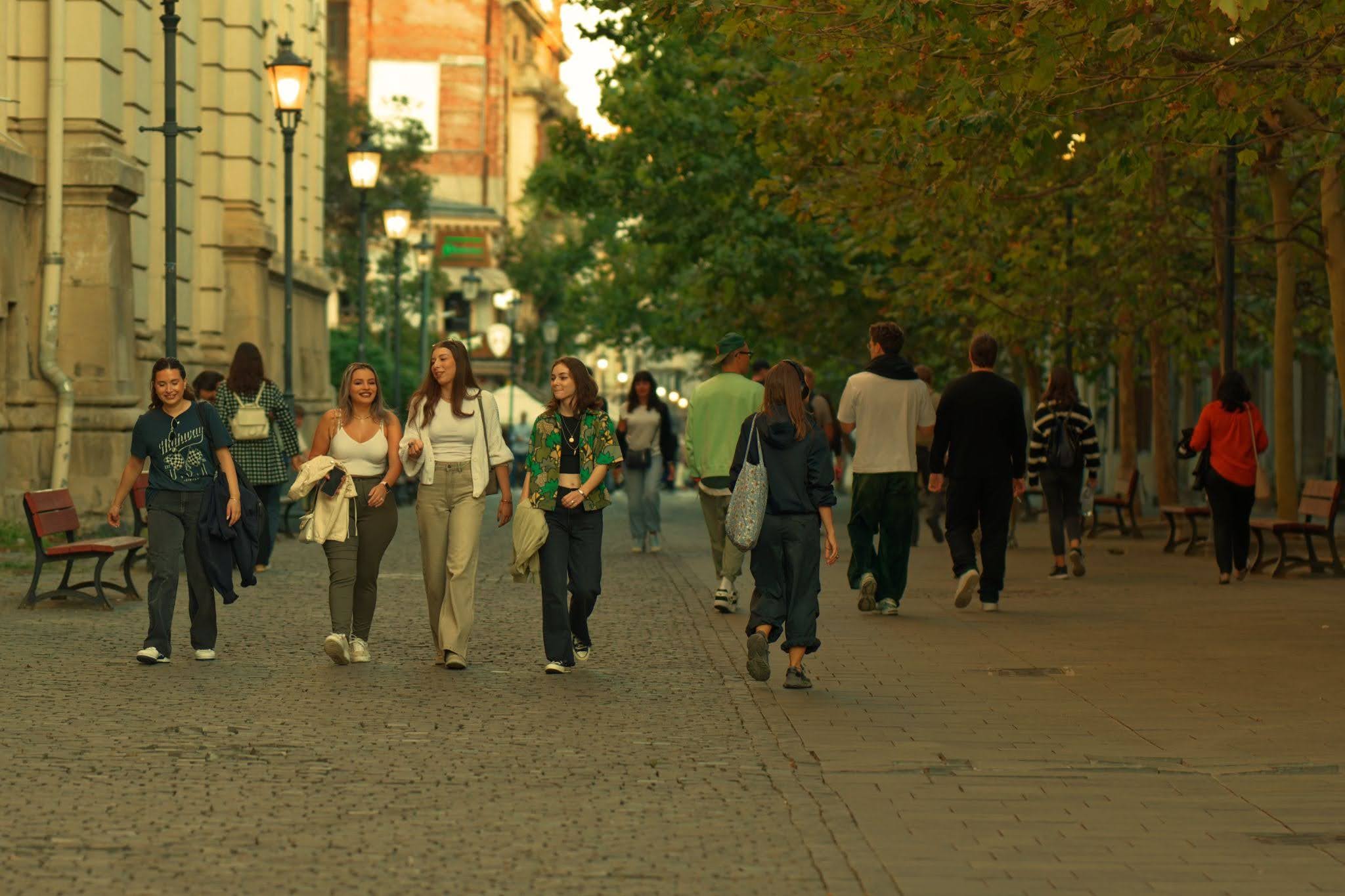 Generația care a învățat despre bani din greșeli le poate oferi copiilor un alt început. O nouă oportunitate pentru adolescenții din România
