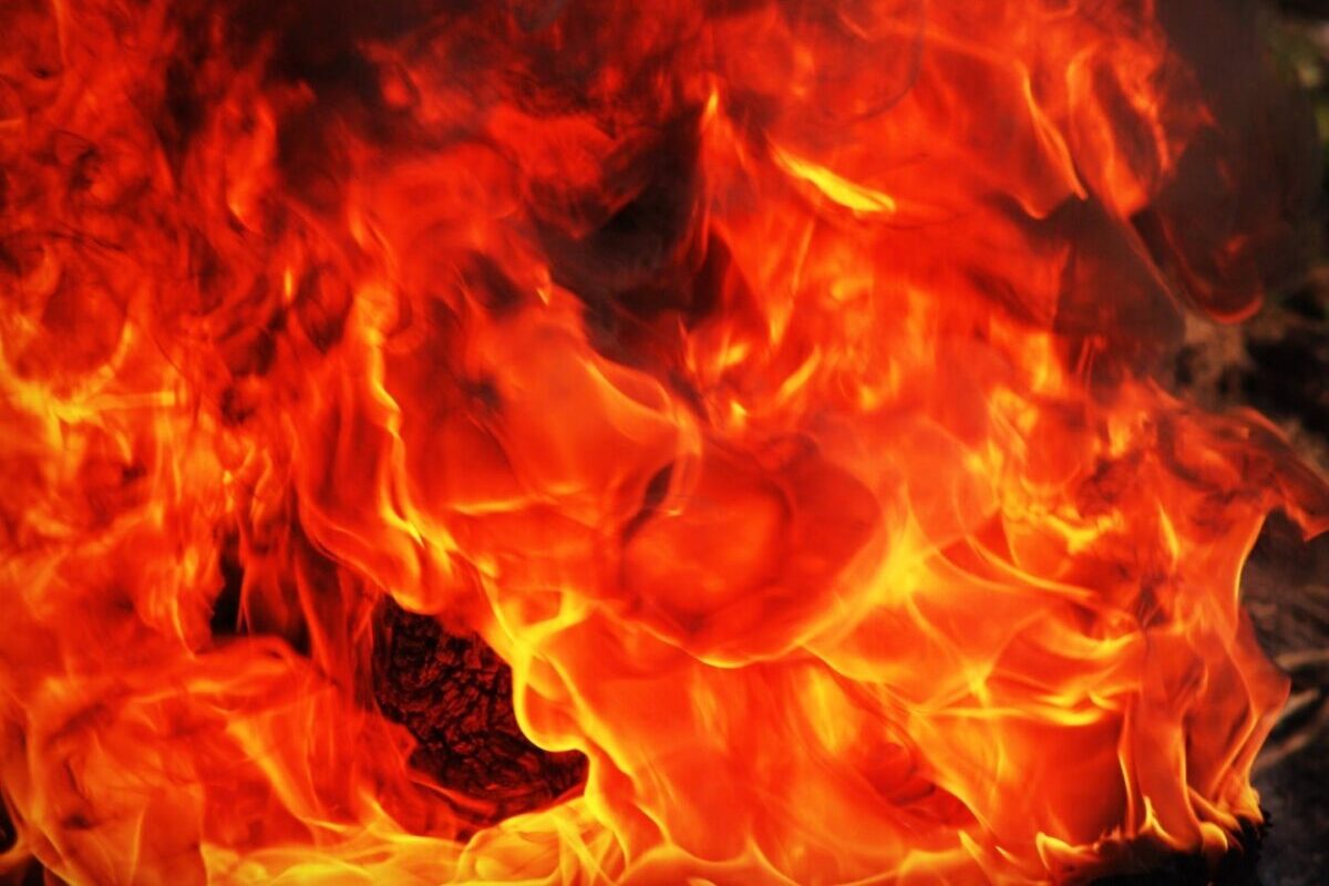 VIDEO | SRI: Incendiul din septembrie de la Carfil, Brașov, ar fi fost provocat cu ajutorul unei rețele de sabotaj coordonate de Rusia