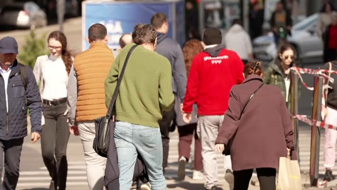 Românii, mai îngrijorați de scăderea nivelului de trai și sărăcie decât media UE. Facturile și sănătatea, printre principalele temeri