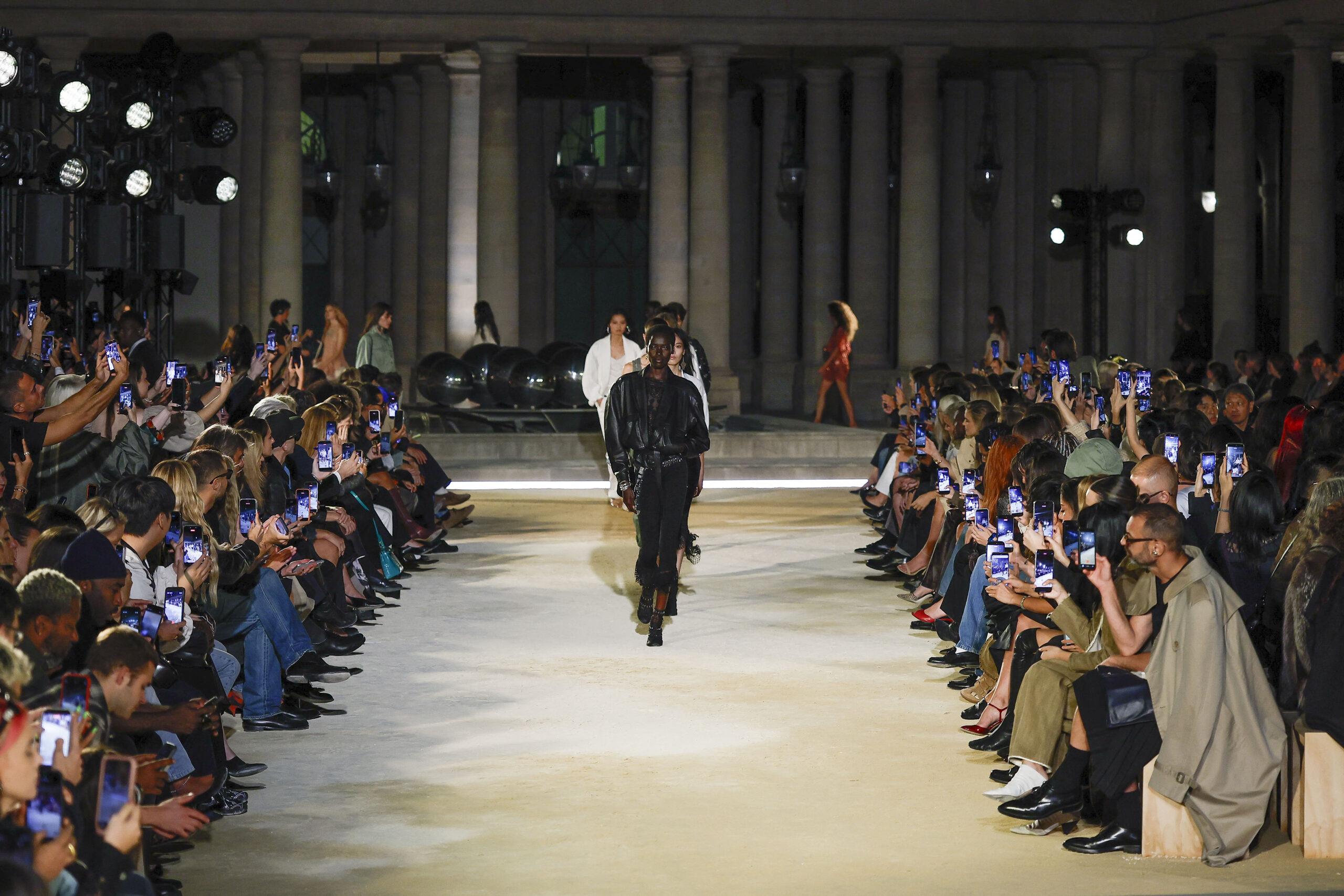 Isabel Marant primăvară-vară 2027 la Paris Fashion Week: Kim Bekker păstrează aerul relaxat care a definit întotdeauna casa