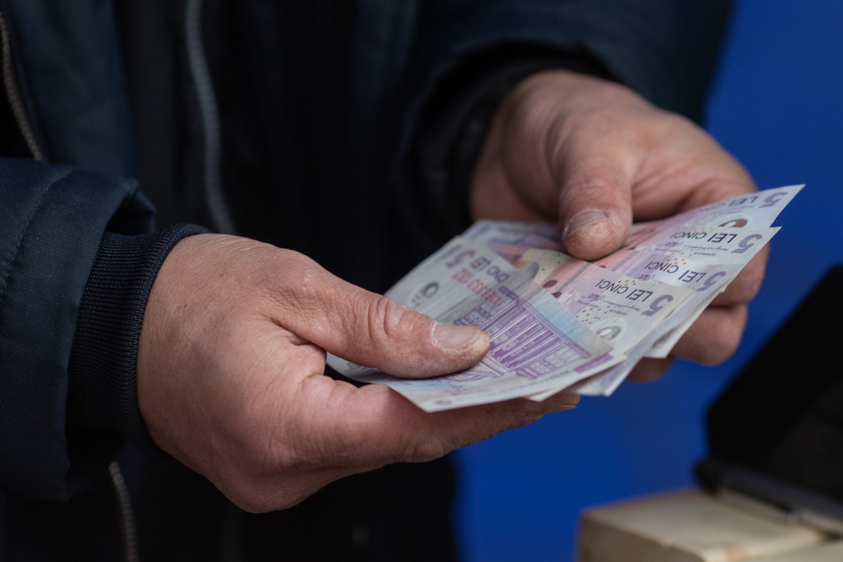 Cât ar putea crește salariile și pensiile în 2027. S&P avertizează că majorările vor fi limitate de deficitul bugetar și de datoria publică