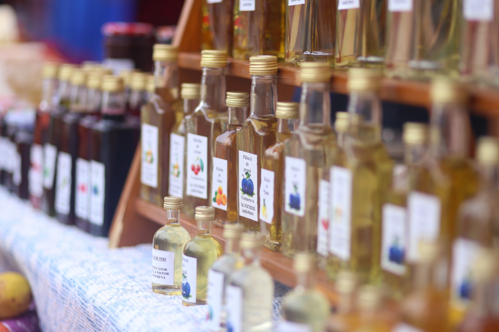 Mai multă țuică produsă în gospodării fără accize, în ciuda obiecției lui Nicușor Dan / România produce cele mai multe prune din Europa, iar aproape 80% din recoltă merge la distilare
