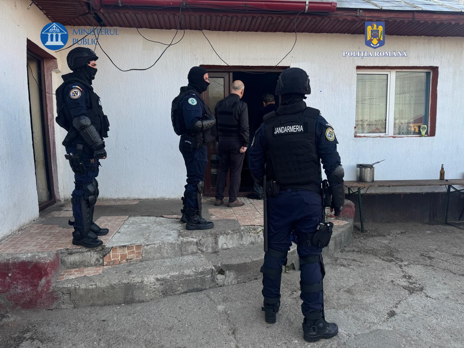 42 de percheziții DIICOT în trei județe și București la o grupare care importa maşini de lux cu acte false / Acuzaţii de furt şi tâlhărie pe teritoriul SUA