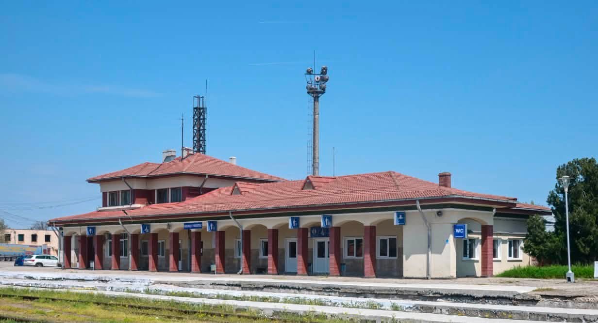 FOTO | Lucrări în toi la noua Gară Progresu, parte din modernizarea căii ferate București – Giurgiu. Noua clădire se construiește în paralel cu lucrările la infrastructura feroviară