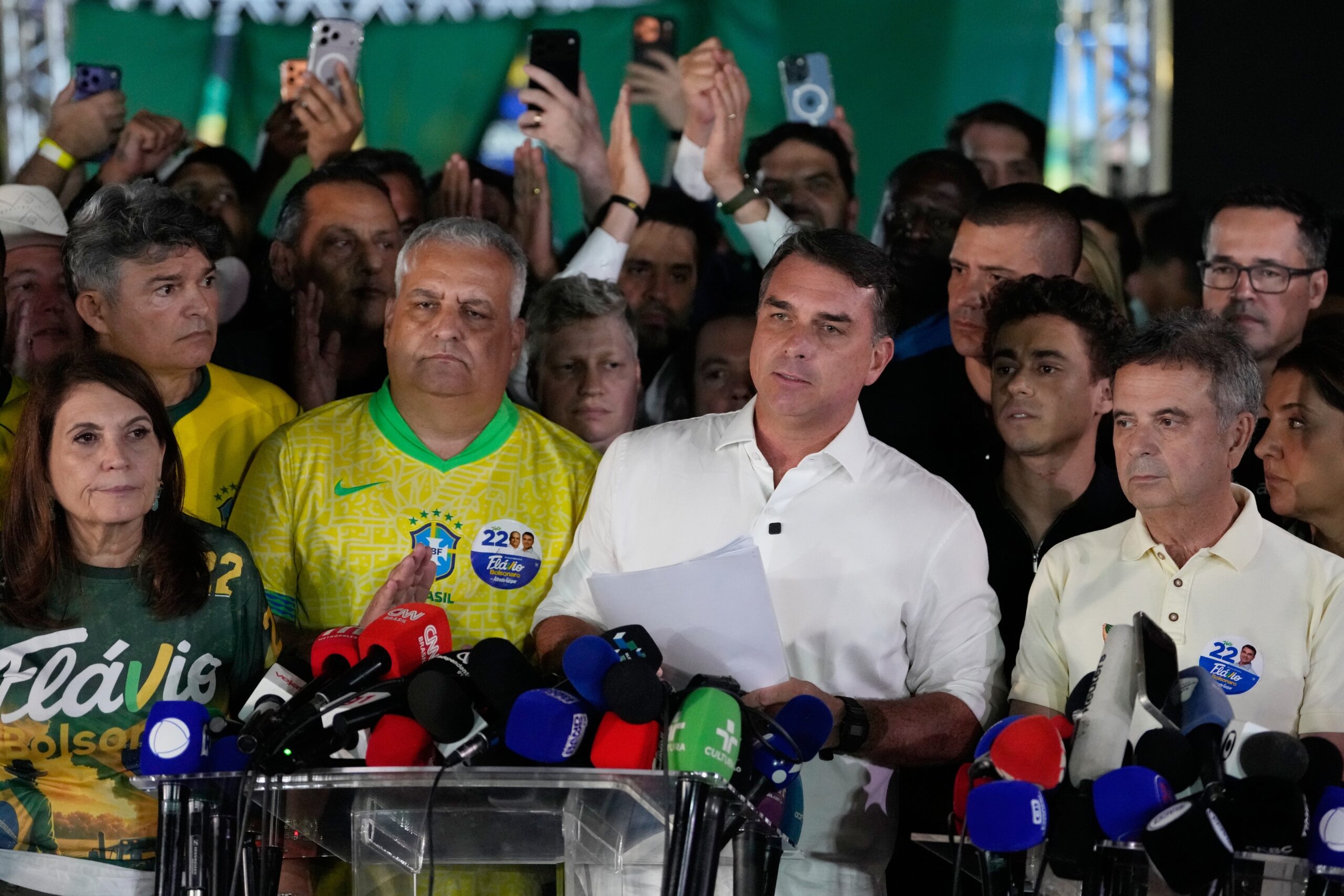 Flávio Bolsonaro a pierdut alegerile, dar se proclamă liderul Braziliei, din SUA unde a fugit după scrutin