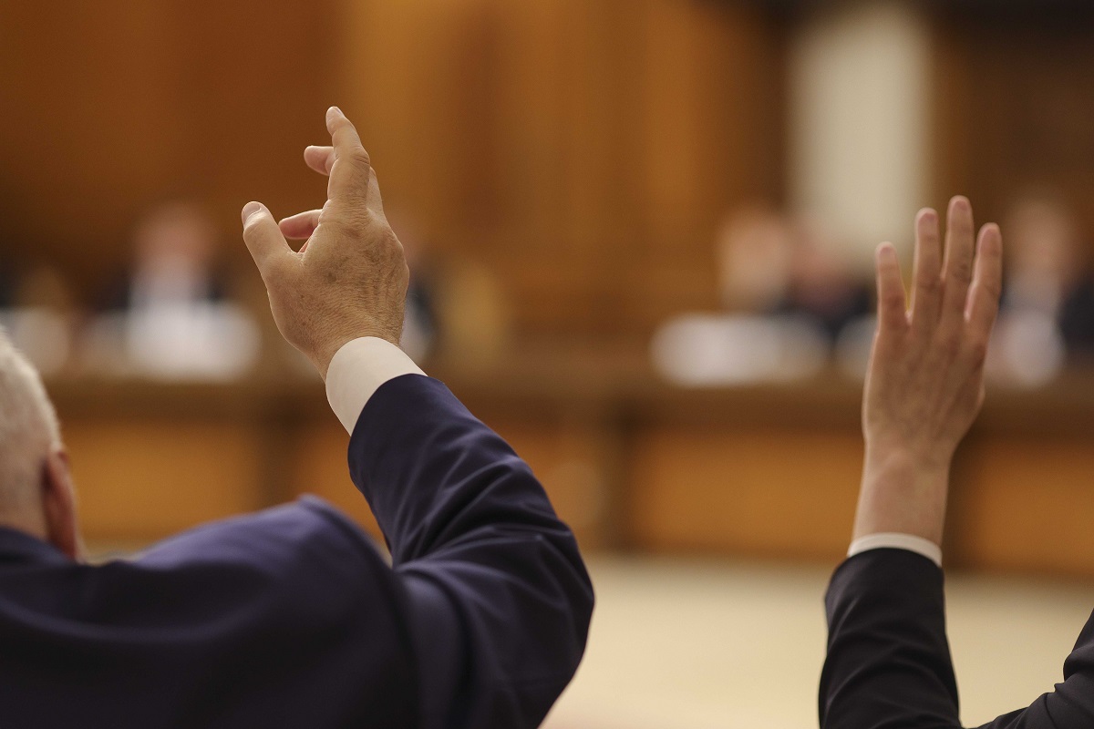 BREAKING Luca Niculescu cere ”o înțelegere politică asumată pentru cel puțin șase luni” între partidele parlamentare, după ce PSD a amenințat că nu votează un guvern din care nu face parte PNL