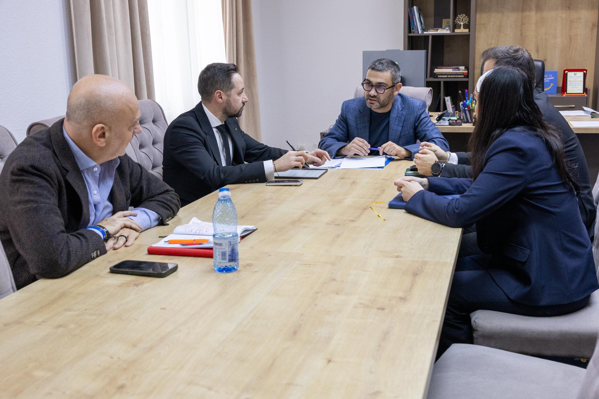 BNS îi cere ministrului Muncii o nouă lege a salarizării și corectarea legii pensiilor. Ce alte priorități au discutat Dumitru Costin și Florin Manole
