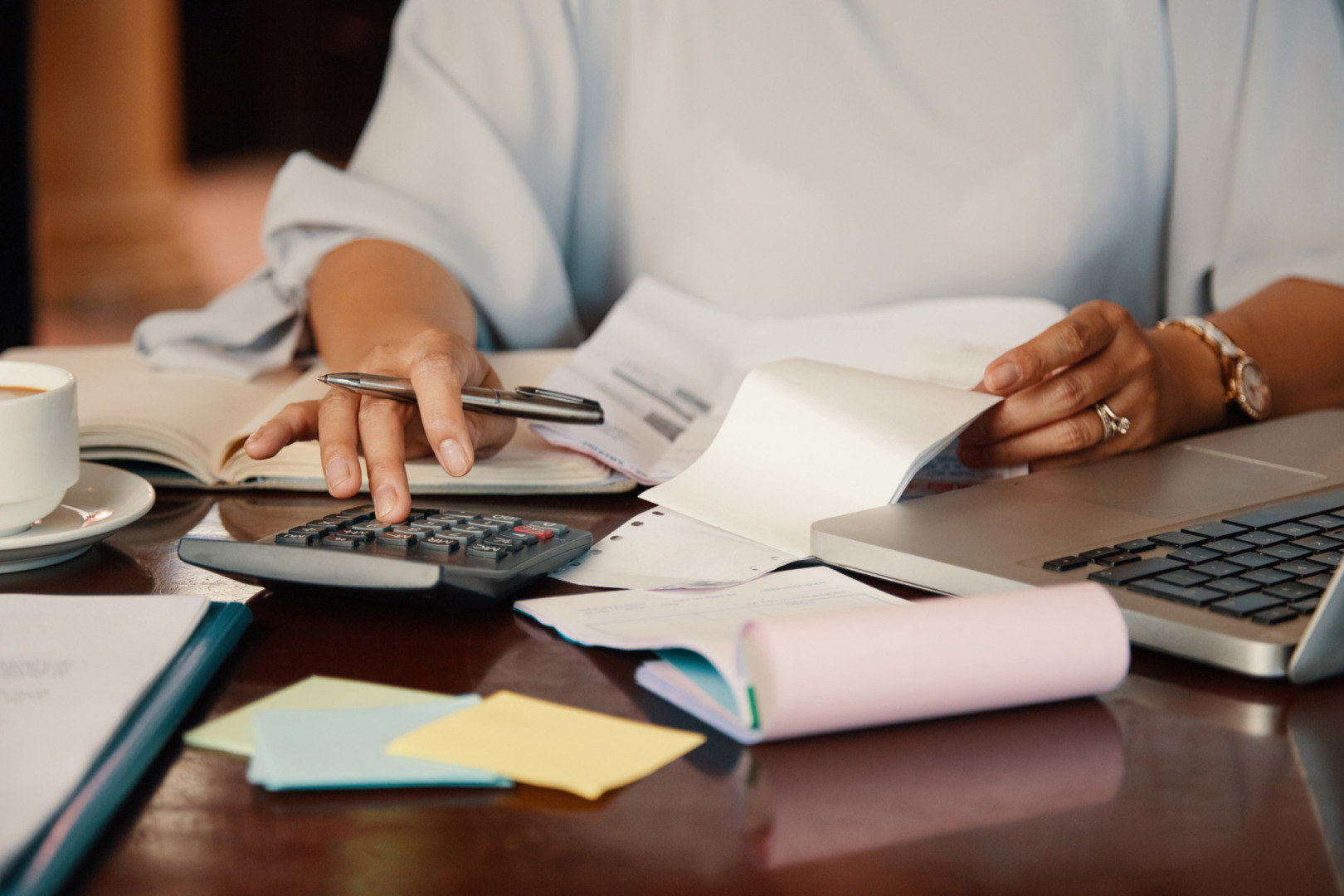 Consultanți: Programul fiscal al Guvernului Luca Niculescu are direcția corectă, dar cifrele pe 2027 nu se leagă
