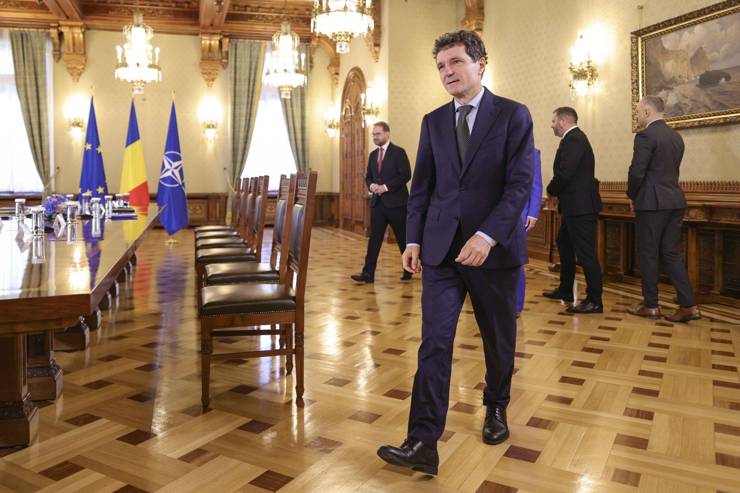În așteptarea desemnării noului premier / Preşedintele Nicuşor Dan are luni negocieri cu liderii partidelor / PNL și AUR au anunțat că nu vor propune niciun nume / PSD îl propune pe Grindeanu / Nazare sau „tehnocratul” Leonardo Badea, variante pentru o conciliere între partide / UDMR nu crede în soluția premierului tehnocrat